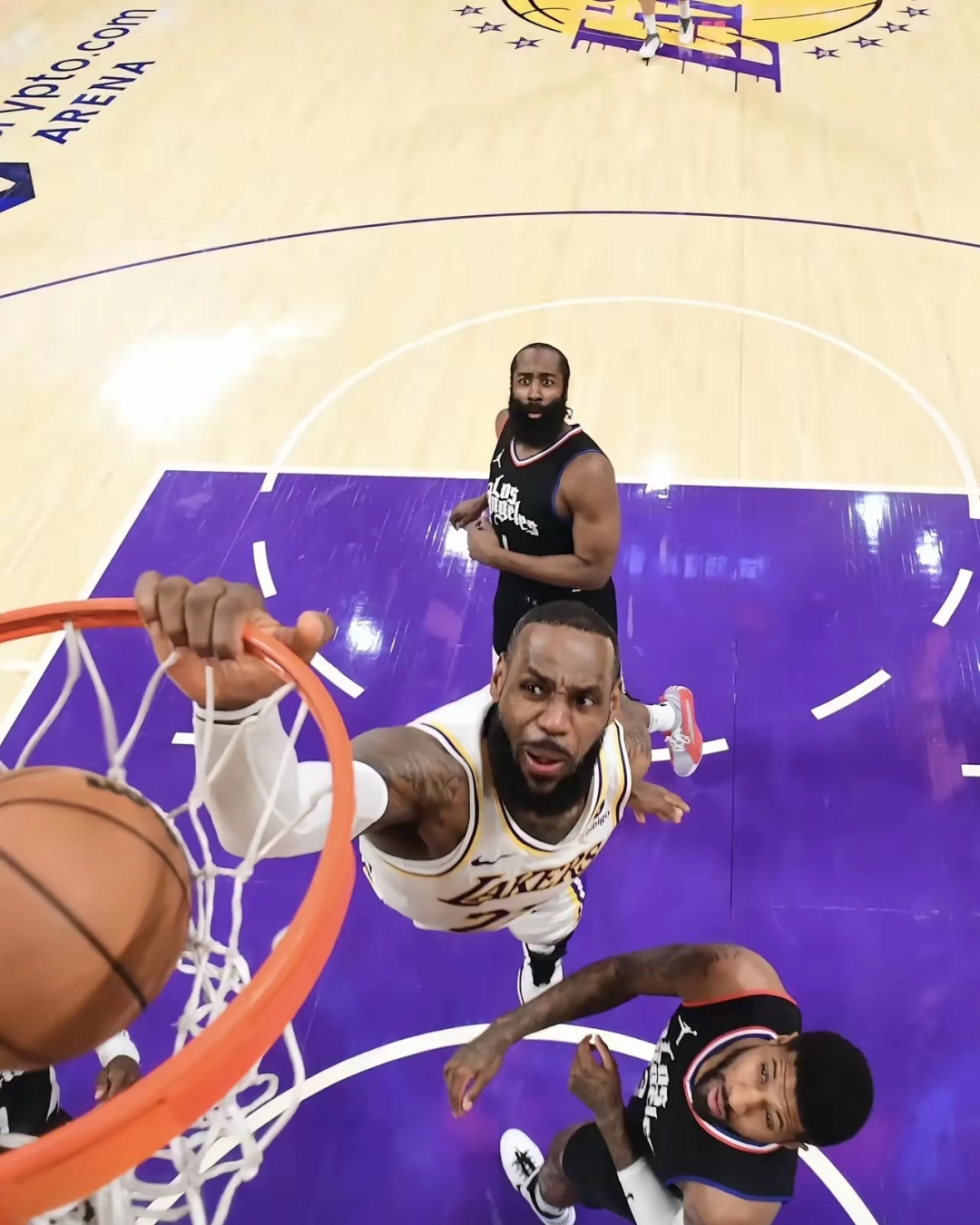 湖人遭遇两连败，詹姆斯独撑大局的简单介绍